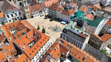 Bratislava 'nın ana meydanının hava aracı fotoğrafı. Bu merkez meydan Bratislava 'nın Eski Şehir' inin kalbi ve hem turistler hem de yerel halk için popüler bir yer.. 