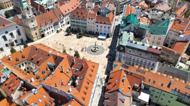 Bratislava 'nın ana meydanının hava aracı fotoğrafı. Bu merkez meydan Bratislava 'nın Eski Şehir' inin kalbi ve hem turistler hem de yerel halk için popüler bir yer.. 