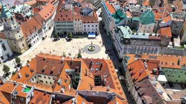 Bratislava 'nın ana meydanının hava aracı fotoğrafı. Bu merkez meydan Bratislava 'nın Eski Şehir' inin kalbi ve hem turistler hem de yerel halk için popüler bir yer.. 