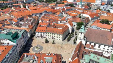 Bratislava 'nın ana meydanının hava aracı fotoğrafı. Bu merkez meydan Bratislava 'nın Eski Şehir' inin kalbi ve hem turistler hem de yerel halk için popüler bir yer.. 