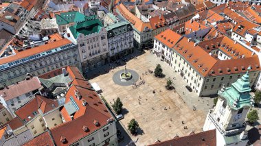 Bratislava 'nın ana meydanının hava aracı fotoğrafı. Bu merkez meydan Bratislava 'nın Eski Şehir' inin kalbi ve hem turistler hem de yerel halk için popüler bir yer.. 