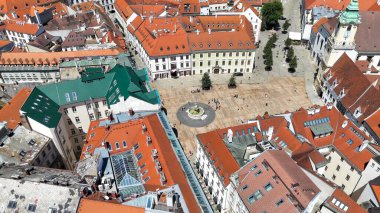 Bratislava 'nın ana meydanının hava aracı fotoğrafı. Bu merkez meydan Bratislava 'nın Eski Şehir' inin kalbi ve hem turistler hem de yerel halk için popüler bir yer.. 