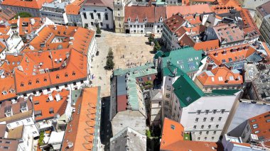 Bratislava 'nın ana meydanının hava aracı fotoğrafı. Bu merkez meydan Bratislava 'nın Eski Şehir' inin kalbi ve hem turistler hem de yerel halk için popüler bir yer.. 