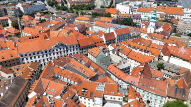 Bratislava 'nın ana meydanının hava aracı fotoğrafı. Bu merkez meydan Bratislava 'nın Eski Şehir' inin kalbi ve hem turistler hem de yerel halk için popüler bir yer.. 