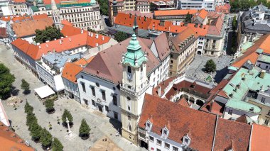 Bratislava 'nın ana meydanının hava aracı fotoğrafı. Bu merkez meydan Bratislava 'nın Eski Şehir' inin kalbi ve hem turistler hem de yerel halk için popüler bir yer.. 
