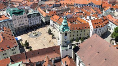 Bratislava 'nın ana meydanının hava aracı fotoğrafı. Bu merkez meydan Bratislava 'nın Eski Şehir' inin kalbi ve hem turistler hem de yerel halk için popüler bir yer.. 