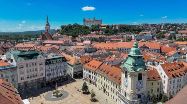 Bratislava 'nın ana meydanının hava aracı fotoğrafı. Bu merkez meydan Bratislava 'nın Eski Şehir' inin kalbi ve hem turistler hem de yerel halk için popüler bir yer.. 