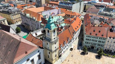 Bratislava 'nın ana meydanının hava aracı fotoğrafı. Bu merkez meydan Bratislava 'nın Eski Şehir' inin kalbi ve hem turistler hem de yerel halk için popüler bir yer.. 