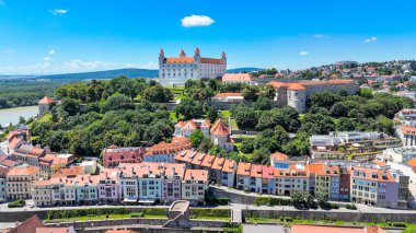 Bratislava 'nın ana meydanının hava aracı fotoğrafı. Bu merkez meydan Bratislava 'nın Eski Şehir' inin kalbi ve hem turistler hem de yerel halk için popüler bir yer.. 