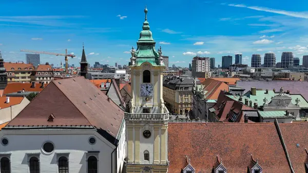 Bratislava 'nın ana meydanının hava aracı fotoğrafı. Bu merkez meydan Bratislava 'nın Eski Şehir' inin kalbi ve hem turistler hem de yerel halk için popüler bir yer.. 