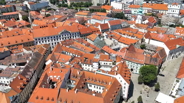 Bratislava 'nın ana meydanının hava aracı fotoğrafı. Bu merkez meydan Bratislava 'nın Eski Şehir' inin kalbi ve hem turistler hem de yerel halk için popüler bir yer.. 
