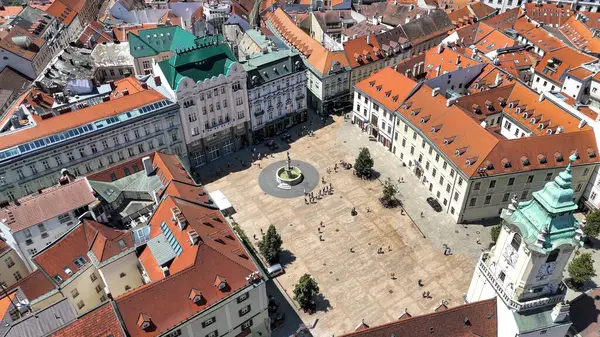 Bratislava 'nın ana meydanının hava aracı fotoğrafı. Bu merkez meydan Bratislava 'nın Eski Şehir' inin kalbi ve hem turistler hem de yerel halk için popüler bir yer.. 