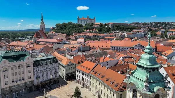 Bratislava 'nın ana meydanının hava aracı fotoğrafı. Bu merkez meydan Bratislava 'nın Eski Şehir' inin kalbi ve hem turistler hem de yerel halk için popüler bir yer.. 