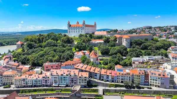 Bratislava 'nın ana meydanının hava aracı fotoğrafı. Bu merkez meydan Bratislava 'nın Eski Şehir' inin kalbi ve hem turistler hem de yerel halk için popüler bir yer.. 
