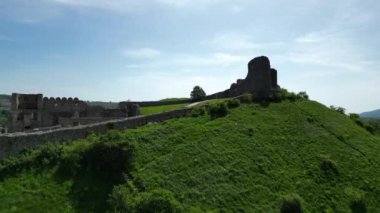 Devin Kalesi 'nin hava aracı videosu. Slovakya 'nın Bratislava kenti yakınlarında yer alan kent, Tuna ve Morava nehirlerinin kesiştiği noktada yer almaktadır. 212 metre yüksekliğindeki kayalıklarda bulunur ve çevresindeki nehirleri ve kırsal kesimleri nefes kesici bir şekilde görür..