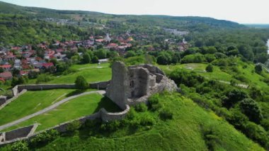 Devin Kalesi 'nin hava aracı videosu. Slovakya 'nın Bratislava kenti yakınlarında yer alan kent, Tuna ve Morava nehirlerinin kesiştiği noktada yer almaktadır. 212 metre yüksekliğindeki kayalıklarda bulunur ve çevresindeki nehirleri ve kırsal kesimleri nefes kesici bir şekilde görür..