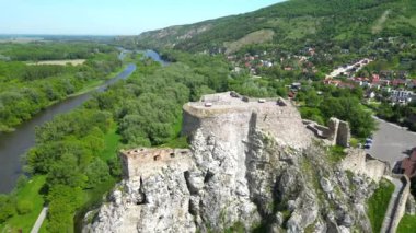 Devin Kalesi 'nin hava aracı videosu. Slovakya 'nın Bratislava kenti yakınlarında yer alan kent, Tuna ve Morava nehirlerinin kesiştiği noktada yer almaktadır. 212 metre yüksekliğindeki kayalıklarda bulunur ve çevresindeki nehirleri ve kırsal kesimleri nefes kesici bir şekilde görür..