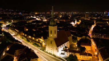 Bratislava Hava Aracı Gece Fotoğrafı, Slovakya 'nın Tarihi St. Martin Katedrali.