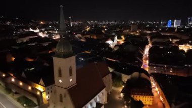 Bratislava, Slovakya 'nın St. Martin Katedrali' nden Bratislava Meydanı 'na uçan hava aracı gece videosu.