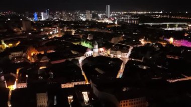 Slovakya 'nın Tarihi Bratislava Ana Meydanı ve Bratislava Eski Kasabası' nın hava aracı gece videosu.