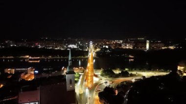 Slovakya 'nın tarihi St. Martin Katedrali, En Çok SNP-UFO Köprüsü ve Tuna Nehri' nin insansız hava aracı gece videosu..
