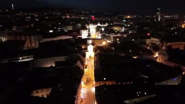 Slovakya 'nın tarihi Bratislava Eski Kasabası' ndaki St. Michael Kapısı 'nın insansız hava aracı gece videosu.