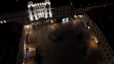 Slovakya 'nın ana meydanı Bratislava' nın etrafında dönen hava aracı videosu.