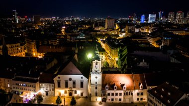 Bratislava 'nın Hava Aracı Gece Fotoğrafı, Slovakya' nın Tarihi Ana Meydanı.