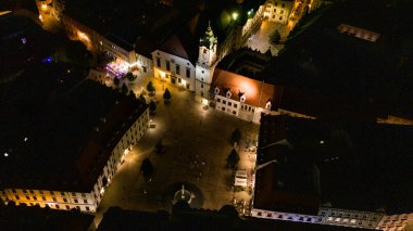 Bratislava 'nın Hava Aracı Gece Fotoğrafı, Slovakya' nın Tarihi Ana Meydanı.
