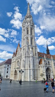 Matthias Kilisesi-Budapeşte, Macaristan - Balıkçı Kalesi 'nde yer almaktadır. Renkli kiremitli çatısı ve çarpıcı iç yapısı ile kilise, kaleyi tamamlıyor ve bölgenin tarihi atmosferine katkı sağlıyor.. 