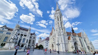Matthias Kilisesi-Budapeşte, Macaristan - Balıkçı Kalesi 'nde yer almaktadır. Renkli kiremitli çatısı ve çarpıcı iç yapısı ile kilise, kaleyi tamamlıyor ve bölgenin tarihi atmosferine katkı sağlıyor.. 