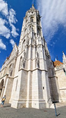 Matthias Kilisesi-Budapeşte, Macaristan - Balıkçı Kalesi 'nde yer almaktadır. Renkli kiremitli çatısı ve çarpıcı iç yapısı ile kilise, kaleyi tamamlıyor ve bölgenin tarihi atmosferine katkı sağlıyor.. 