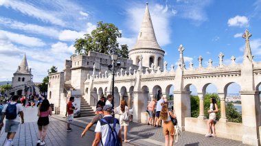 Macaristan 'ın Budapeşte kentinde yer alan Balıkçı Kalesi kentin en ikonik ve pitoresk simgelerinden biri. Bu Neo-Gotik ve Neo-Romantik yapı Tuna Nehri, Margaret Adası ve Budapeşte 'nin Pest tarafında çarpıcı manzaralar sunuyor..