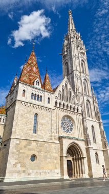 Matthias Kilisesi-Budapeşte, Macaristan - Balıkçı Kalesi 'nde yer almaktadır. Renkli kiremitli çatısı ve çarpıcı iç yapısı ile kilise, kaleyi tamamlıyor ve bölgenin tarihi atmosferine katkı sağlıyor.. 