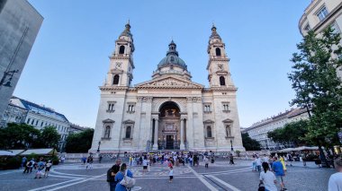 Macaristan 'ın ilk kralı Aziz Stephen' a ithaf edilen Aziz Stephen Bazilikası Budapeşte 'de önemli bir dini, kültürel ve mimari mucizedir..
