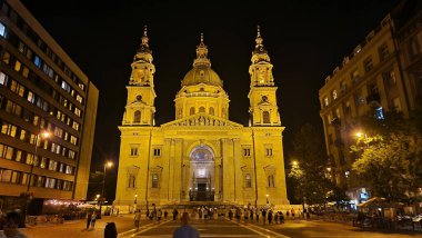 St. Stephen Bazilikası 'nın gece fotoğrafı. Macaristan 'ın ilk kralı Aziz Stephen' a adanmıştır ve Budapeşte 'de önemli bir dini, kültürel ve mimari mucizedir..