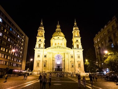 St. Stephen Bazilikası 'nın gece fotoğrafı. Macaristan 'ın ilk kralı Aziz Stephen' a adanmıştır ve Budapeşte 'de önemli bir dini, kültürel ve mimari mucizedir..