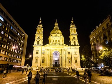 St. Stephen Bazilikası 'nın gece fotoğrafı. Macaristan 'ın ilk kralı Aziz Stephen' a adanmıştır ve Budapeşte 'de önemli bir dini, kültürel ve mimari mucizedir..