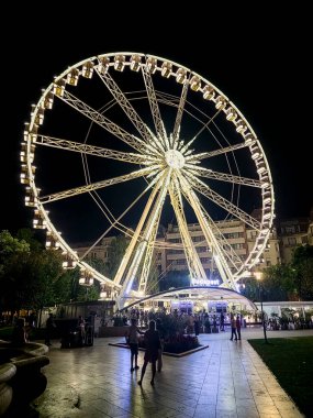 Budapeşte Göz, Macaristan 'ın başkenti Budapeşte' nin göbeğinde yer alan popüler bir eğlence merkezidir.. 