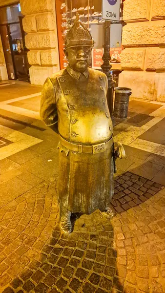 Budapeşte, Macaristan 'daki Şişman Polis Heykeli.