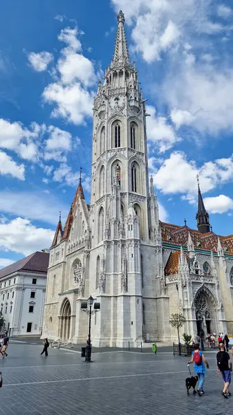 Matthias Kilisesi-Budapeşte, Macaristan - Balıkçı Kalesi 'nde yer almaktadır. Renkli kiremitli çatısı ve çarpıcı iç yapısı ile kilise, kaleyi tamamlıyor ve bölgenin tarihi atmosferine katkı sağlıyor.. 