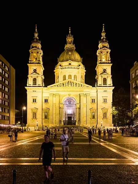 stock image Night photo of St. Stephen's Basilica. It is dedicated to St. Stephen, the first King of Hungary, and is a significant religious, cultural, and architectural marvel in Budapest.