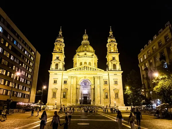 St. Stephen Bazilikası 'nın gece fotoğrafı. Macaristan 'ın ilk kralı Aziz Stephen' a adanmıştır ve Budapeşte 'de önemli bir dini, kültürel ve mimari mucizedir..