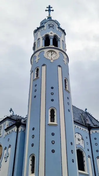 Mavi Kilise resmi olarak St. Elizabeth Kilisesi olarak bilinir ve Bratislava 'nın en ikonik ve pitoresk simgelerinden biridir. Benzersiz mimarisi ve çarpıcı mavi rengi, Slovak başkentini keşfeden herkes için görülmesi gereken bir yer haline getiriyor.. 