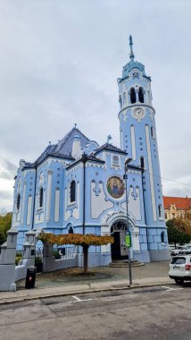 Mavi Kilise resmi olarak St. Elizabeth Kilisesi olarak bilinir ve Bratislava 'nın en ikonik ve pitoresk simgelerinden biridir. Benzersiz mimarisi ve çarpıcı mavi rengi, Slovak başkentini keşfeden herkes için görülmesi gereken bir yer haline getiriyor.. 