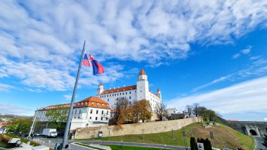 Bratislava Kalesi, Slovakya 'nın başkenti Bratislava ve Tuna Nehri' nin üzerinde yer almaktadır. Şatoyu ziyaret ederken, şehrin muhteşem manzarasının tadını çıkarabilirsiniz.. 