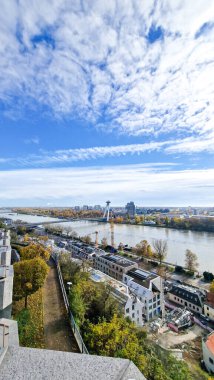 Çoğu SNP, aynı zamanda UFO Köprüsü olarak da bilinir, Slovakya 'nın Bratislava şehrinde ikonik bir yapıdır. Bu çarpıcı köprü Tuna Nehri boyunca uzanır ve şehrin panoramik manzarasını sunan fütüristik tasarımı ve UFO şekilli gözlem güvertesi ile dikkat çekicidir..