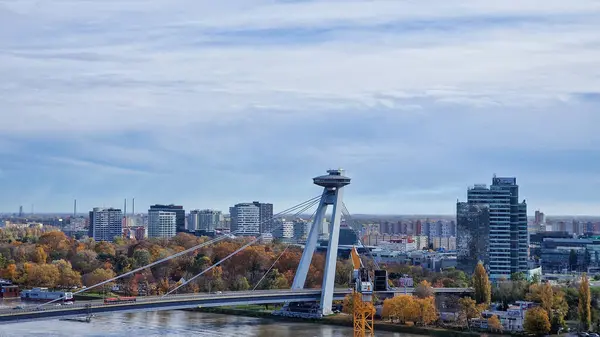 Çoğu SNP, aynı zamanda UFO Köprüsü olarak da bilinir, Slovakya 'nın Bratislava şehrinde ikonik bir yapıdır. Bu çarpıcı köprü Tuna Nehri boyunca uzanır ve şehrin panoramik manzarasını sunan fütüristik tasarımı ve UFO şekilli gözlem güvertesi ile dikkat çekicidir..