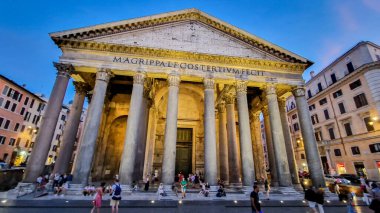 Roma 'daki Pantheon, İtalya. Eski bir Roma tapınağı, şimdi bir kilise olan Pantheon, antik Romalıların mimari hünerlerini gösteren devasa kubbesi ve okülüsüyle ünlüdür..