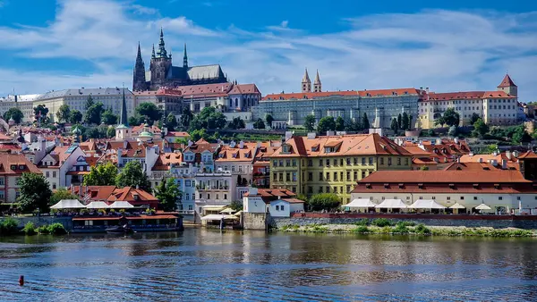 Çek Cumhuriyeti Prag 'daki Vltava Nehri ve Prag Şatosu.